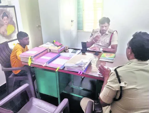 అనాథ బాలుడిని అక్కున చేర్చుకున్న ఖాకీ 