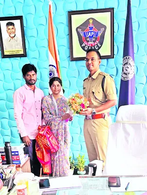 ఎస్పీ చొరవతో  గల్ఫ్‌ బాధితురాలికి విముక్తి   
