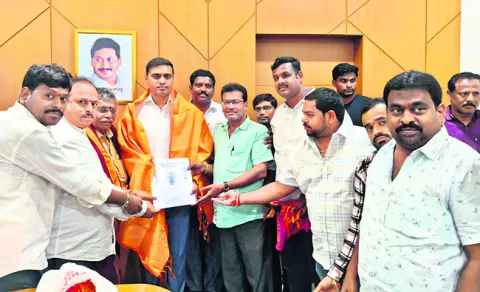 ఎంపీ మిథున్‌రెడ్డికి ఆహ్వానం 