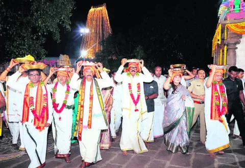 రాష్ట్ర ప్రభుత్వం తరపున పట్టువస్త్రాల సమర్పణ 
