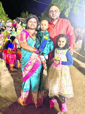 లండన్‌లో ఉంటున్నా దసరా సొంతూరిలోనే..