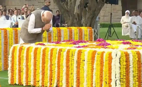 PM Modi pays tribute to Mahatma Gandhi and Lal Bahadur Shastri12