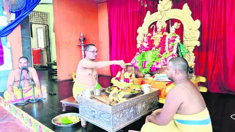 రామయ్యకు సువర్ణ పుష్పార్చన