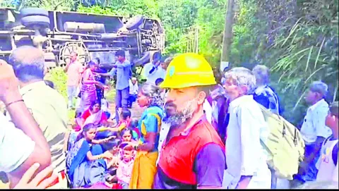 టూరిస్టు బస్సు బోల్తా..  18 మందికి గాయాలు
