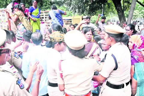 అరెస్టులతో సమ్మెను ఆపలేరు