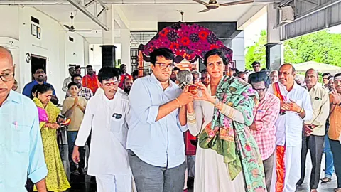 గురుధాంలో పీవీ సింధు దంపతులు 