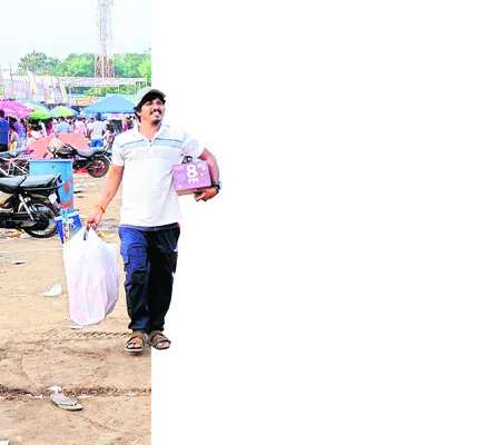 టపా‘కాసులు’.. బాణా‘సంచు’లు 