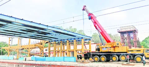 రెండు గంటలు.. ఎఫ్‌ఓబీ పనులు