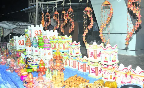 ఆకట్టుకుంటున్న ‘ప్రమిదలు’ 

