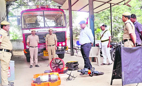 అప్రమత్తంగా ఉండాలి
