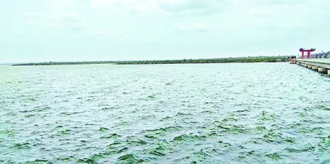 టెయిల్‌ పాండ్‌ ప్రాజెక్టు మూడు క్రస్ట్‌గేట్లు ఎత్తివేత 