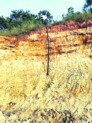 అక్రమంగా గ్రావెల్‌ తవ్వకాలు 