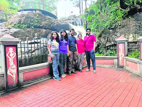 జలపాతం వద్ద ఐఏఎస్ అధికారుల సందడి