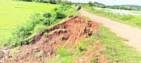ప్రమాదకరంగా చెరువు 
