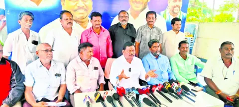 చేతకాని మంత్రికి రెండు పదవులు అవసరమా?