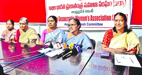 సూపర్‌ సిక్స్‌ హామీలు వెంటనే అమలు చేయాలి 