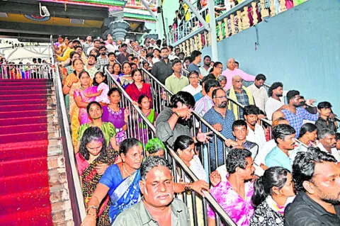 దుర్గగుడిలో రద్దీ సాధారణం 