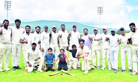 క్రికెట్‌ పోటీల విజేత విశాఖ రెవెన్యూ జట్టు