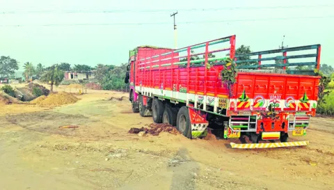 ప్రారంభించిన ఒక రోజుకే దిగబడ్డ లారీ 