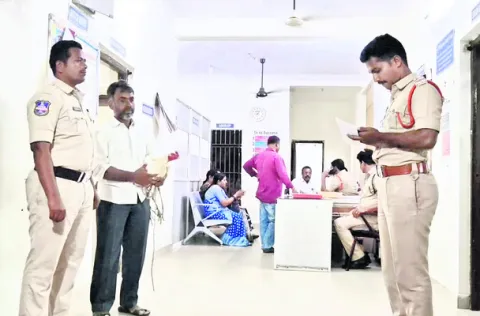 స్కూటీపై వచ్చి.. కోడిపుంజు అపహరించి 

