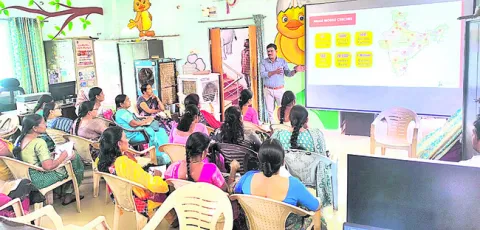 మహిళల ఆర్థిక   స్వావలంబనకు కృషి
