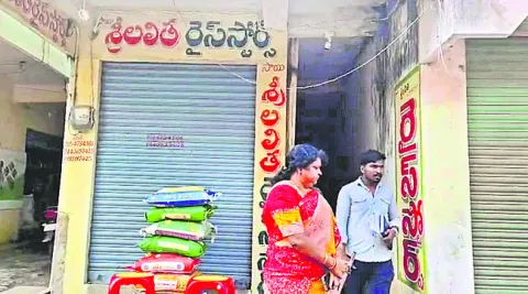 300 కేజీల రేషన్‌ బియ్యం స్వాధీనం