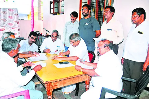 రైలు కిందపడి  యువకుడికి గాయాలు 