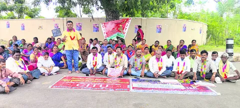 సమస్యలు పరిష్కరించే వరకు సమ్మె