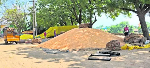 దళారులదే దందా..!