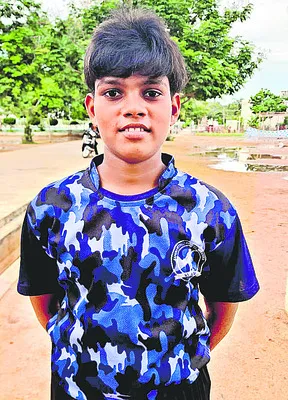 జాతీయ ఫుట్‌బాల్‌ జట్టుకు ఎంపికై న ఎఫ్రాయిం 