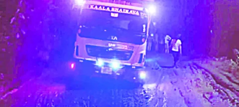 బీఎన్‌ రోడ్డు మధ్యలో కూరుకుపోయిన బస్సులు 