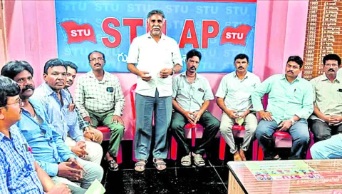 ఉద్యోగుల హక్కులను కాలరాస్తున్న 60, 61 జీఓలను సవరించాలి