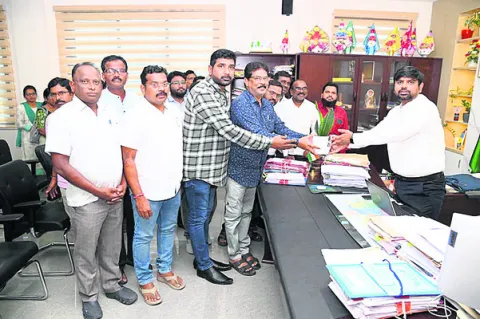 వార్డెన్‌ను వేధించిన అధికారులపై చర్యలు తీసుకోవాలి