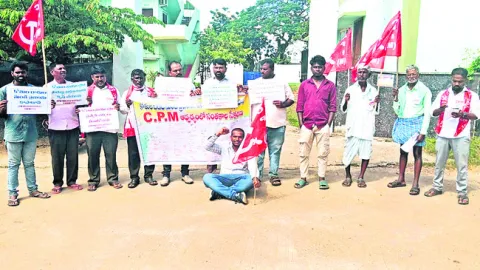కోతుల బెడద నివారించాలి