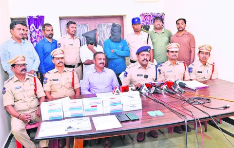 మత్తు పదార్థాలు సేవిస్తున్న 17 మందిపై కేసు