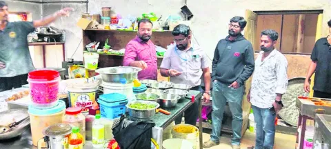 స్వీట్‌ షాపుల్లో తనిఖీలు