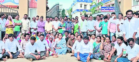 నర్సీపట్నం ఏరియా ఆస్పత్రి ముందు బైఠాయింపు