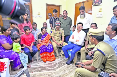 కానిస్టేబుల్‌ ప్రమోద్‌ కుటుంబానికి అండగా ఉంటాం.. 