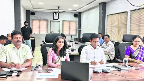 పెండింగ్ భూ సమస్యలను పరిష్కరించాలి
