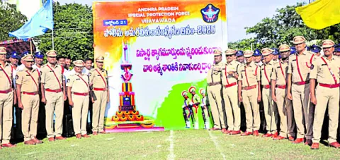 పోలీసు అమరవీరులకు ఘన నివాళి