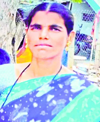 గొడ్డలితో నరికి... 