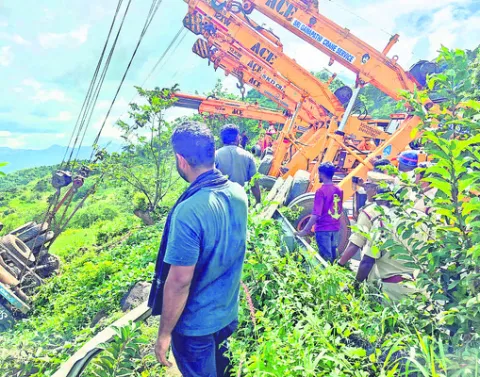 ఘాట్ రోడ్లో గ్యాస్ లారీ బోల్తా