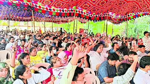 సమస్యలు పరిష్కరిస్తేనే సమ్మె విరమిస్తాం 