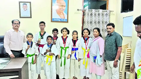 తైక్వాండో పోటీల విజేతలకు డీఈఓ అభినందన