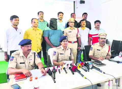 ఏటీఎం కేంద్రాలే టార్గెట్