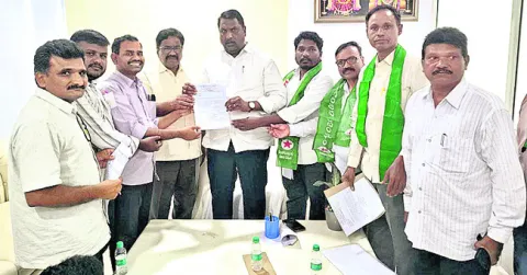 గిరిజన హాస్టల్‌ వర్కర్ల సమస్యలు పరిష్కరించాలి