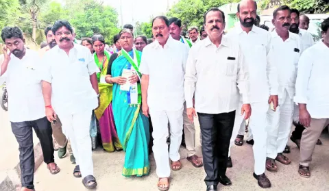 కుట్రలు పన్ని.. ప్రలోభాలు ఎర వేసి!