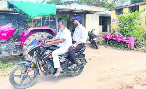 బైక్పై వెళ్లి.. తనిఖీ చేసి