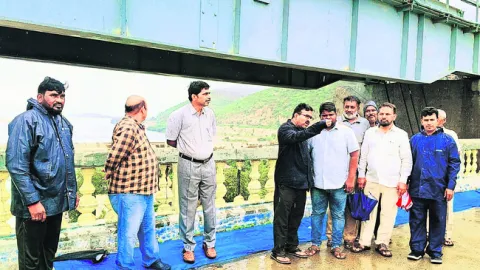 జలాశయాన్ని పరిశీలించిన ఎస్‌ఈ, తహసీల్దార్‌ 
