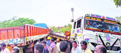 మలుపులో రెండు వాహనాలు ఢీ
